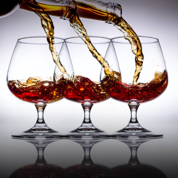 Verser du brandy dans un verre
 - Photo, image
