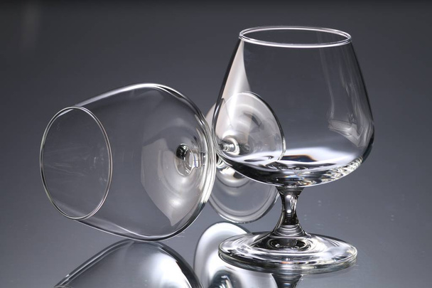 szklanki i butelki do brandy i wina w tle - Zdjęcie, obraz