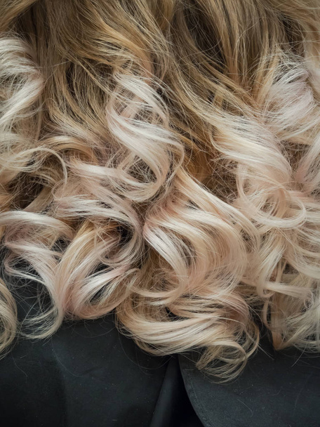 Μπούκλες του ελαφρύς μαλλιά με μια διαβάθμιση χρώματος. - Φωτογραφία, εικόνα