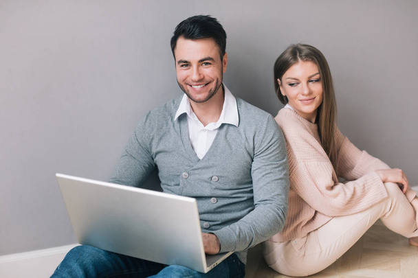 Couples with laptop at home. Online shopping. - Zdjęcie, obraz