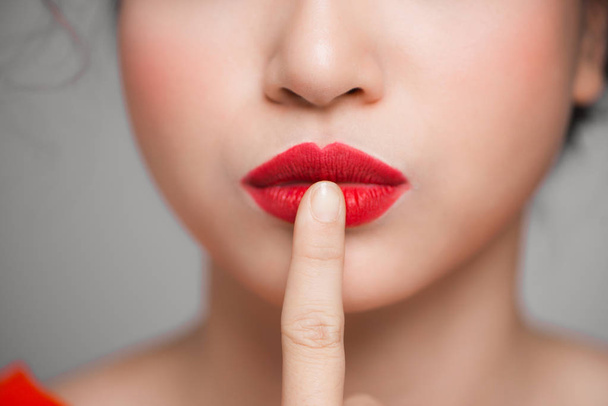 Gros plan de belles lèvres rouges parfaites. Concentration sélective
. - Photo, image