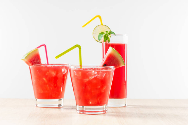 Tuore vesimeloni cocktail lasissa
 - Valokuva, kuva