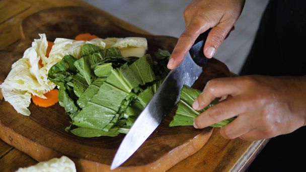 mano con coltello taglia cipolle verdi
 - Foto, immagini