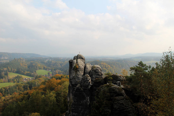 Vista sobre a bela paisagem na Alemanha dresden sachsen e fotografado em multi colorido durante um passeio turístico na cidade e em torno das paisagens em um dia ensolarado de outono
 - Foto, Imagem