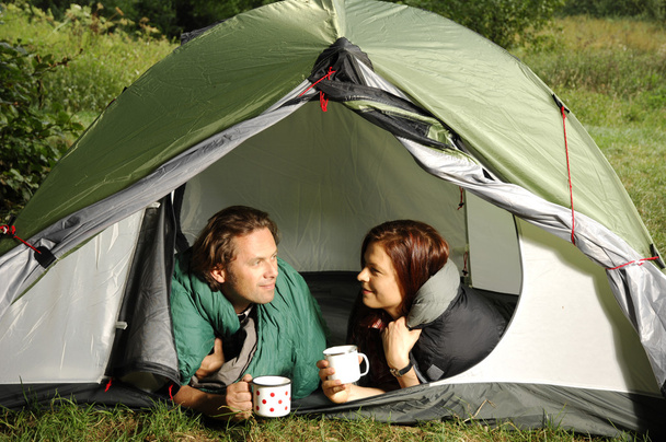 Pariskunta makaa teltassa, telttailee
 - Valokuva, kuva