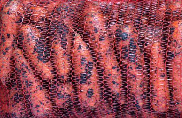tuoreet porkkanat poimittu juuri pussiin
 - Valokuva, kuva