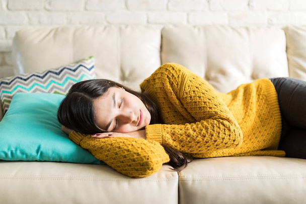 Женщина делает перерыв на короткий сон посреди дня дома
 - Фото, изображение