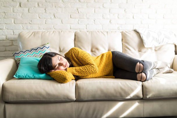 Hippe mujer acostada en blanco cómodo sofá en casa
 - Foto, imagen