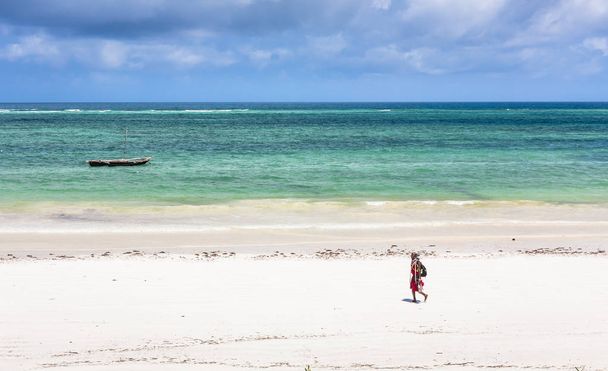 ДИАНИ-БИЧ, Кения - 09 ОКТЯБРЯ 2018 года: Неизвестный африканский мужчина в традиционной одежде масаи на пляже Диани, Кения
 - Фото, изображение