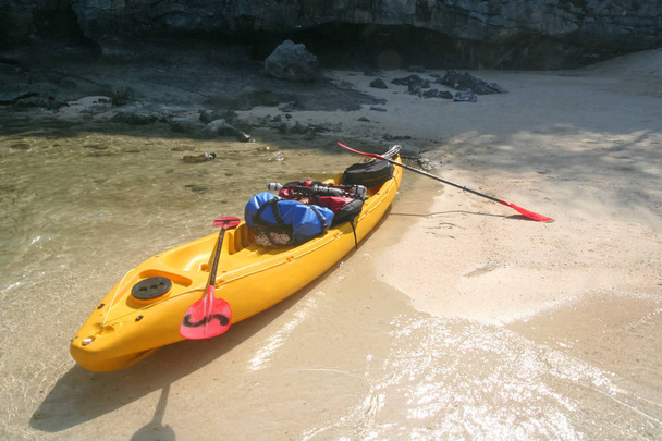 Kayak con rifornimenti da campeggio sulla spiaggia dell'isola dell'arcipelago in Thailandia
. - Foto, immagini