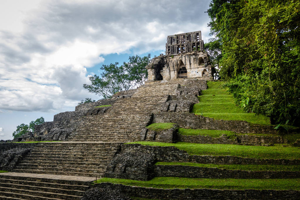 Tempel van het Kruis bij Maya ruïnes van Palenque - Chiapas, Mexico - Foto, afbeelding