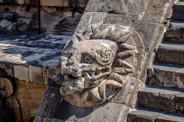 Dettagli di intaglio della piramide di Quetzalcoatl alle rovine di Teotihuacan - M
 - Foto, immagini