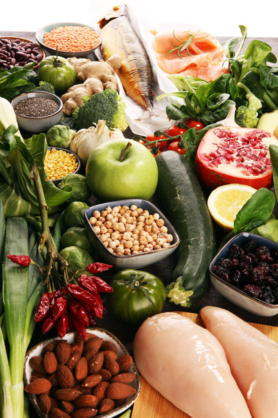 Selección de comida sana y limpia. frutas, verduras, semillas, superalimentos, cereales, verduras de hoja y pescado y pollo
. - Foto, Imagen