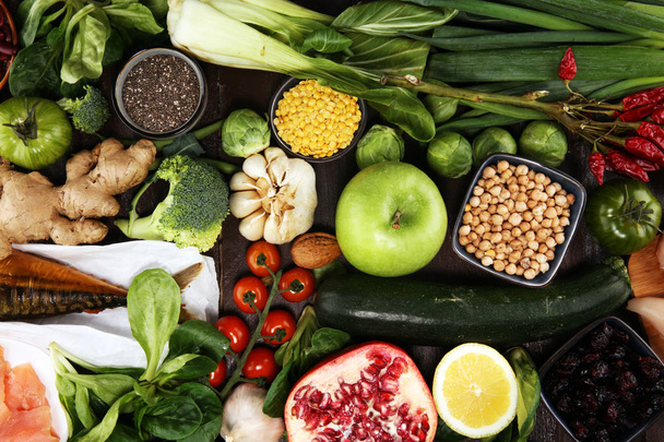 Sağlıklı gıda seçimi yeme temiz. meyve, sebze, tohum, superfood, tahıllar, yaprak sebze ve balık ve tavuk. - Fotoğraf, Görsel