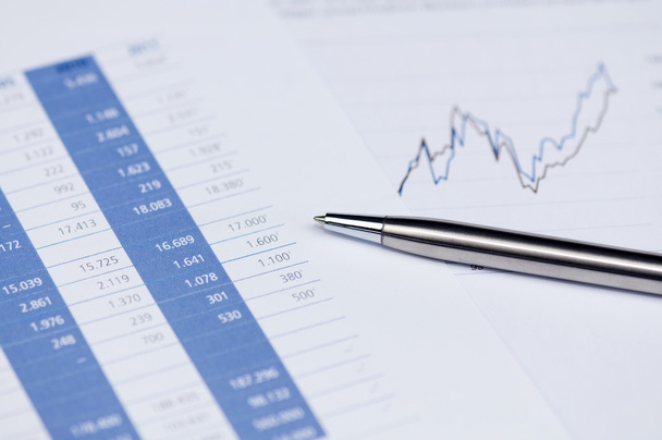 Planification financière avec stock chart et stylo
. - Photo, image