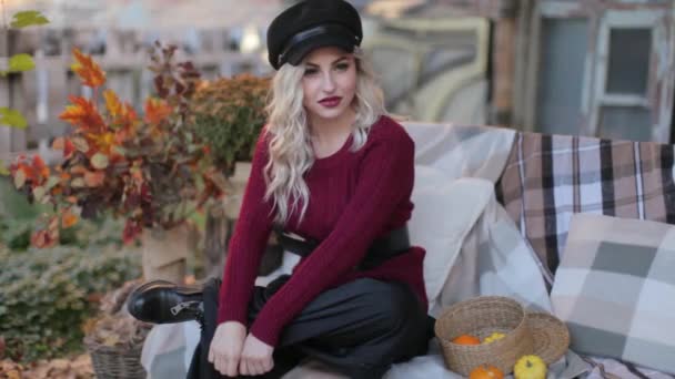 Blondes Mädchen im roten Pullover bei einem Fotoshooting - Filmmaterial, Video