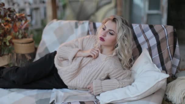 Chica rubia en un suéter beige en una sesión de fotos
 - Metraje, vídeo