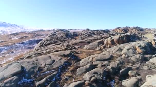 Переповнення drone над гірський хребет в Казахстані - Кадри, відео