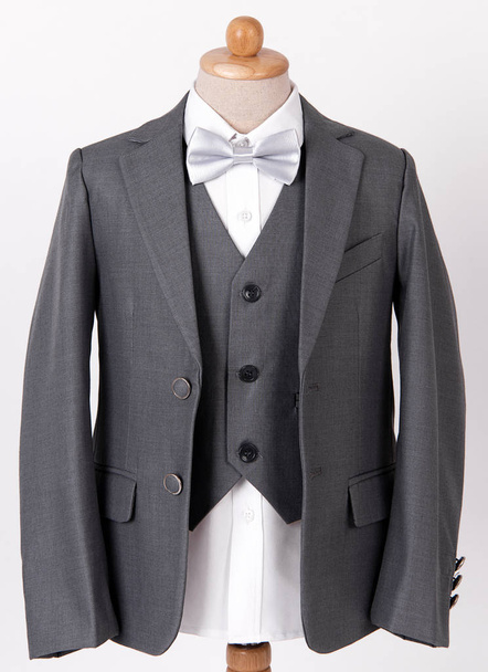 Beyaz arka plan üzerinde gömlek ve papyon ile güzel erkek gri ceket takım elbise. - Fotoğraf, Görsel