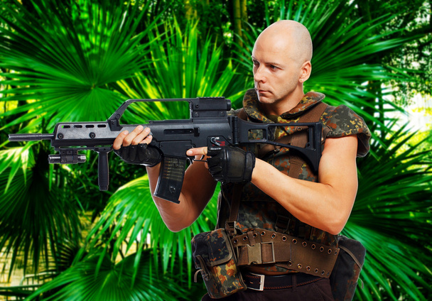 odvážný voják se zbraní v džungli - Fotografie, Obrázek