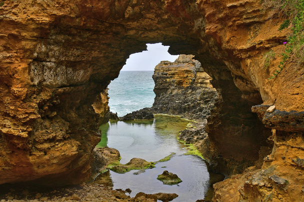 Austrália, VIC, arco natural chamado The Grotto em Port Campbell parque nacional na Great Ocean Road, atração turística preferida e destino de viagem
, - Foto, Imagem