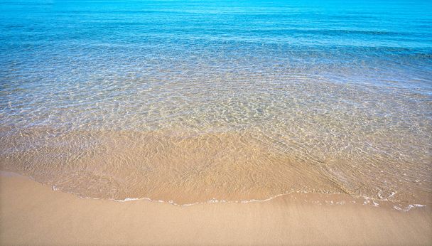Klares Strandwasser Sand an der costa blanca von alicante in Spanien Mittelmeer - Foto, Bild