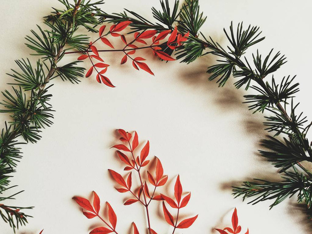çiçekli kırmızı arka plan, çerçeve ile kırmızı sonbahar yaprakları, kış tatili için zarif tebrik kartı  - Fotoğraf, Görsel