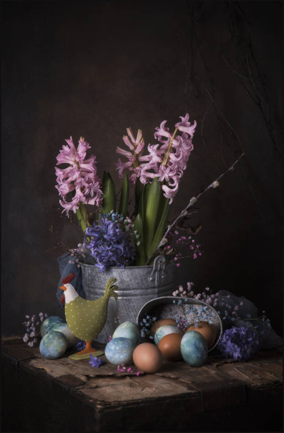 Happy Easter card template with colorful hyacinth flowers in bucket, colorful eggs and toy cock on wooden table - Foto, afbeelding