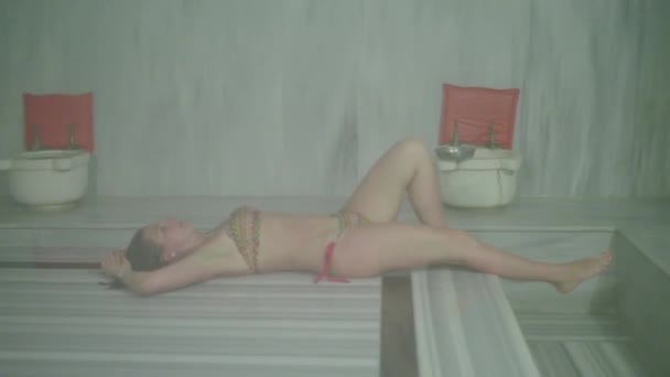 Nuori nainen rentoutumassa saunassa
 - Materiaali, video