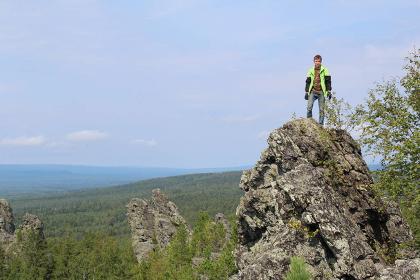 toeristische op de top van de berg / mooie landschap van de Oeral in de regio Perm, de mount Kolpaki.Tourists zoals wandelen in de bergen, toegankelijk gebied. Uit de hoogte van een prachtig uitzicht van de natuur. De foto toont een man op de top . - Foto, afbeelding