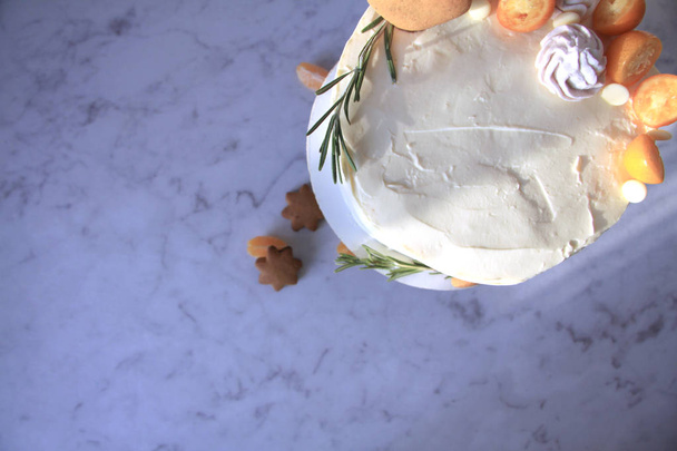Kuchen mit Ingwerplätzchen, Marshmallows, Mandarinen - Foto, Bild