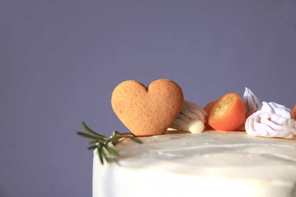 Cake decorated with ginger cookies, marshmallows, tangerines - Foto, Bild