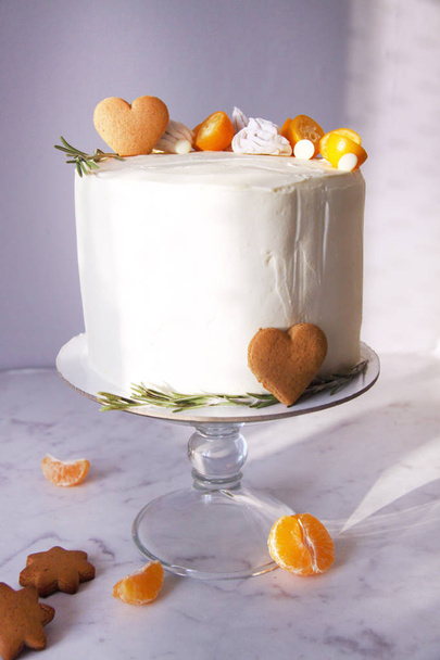 Cake decorated with ginger cookies, marshmallows, tangerines - Fotoğraf, Görsel