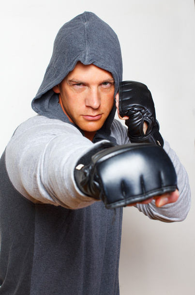 El joven boxeador está listo para golpear
 - Foto, Imagen
