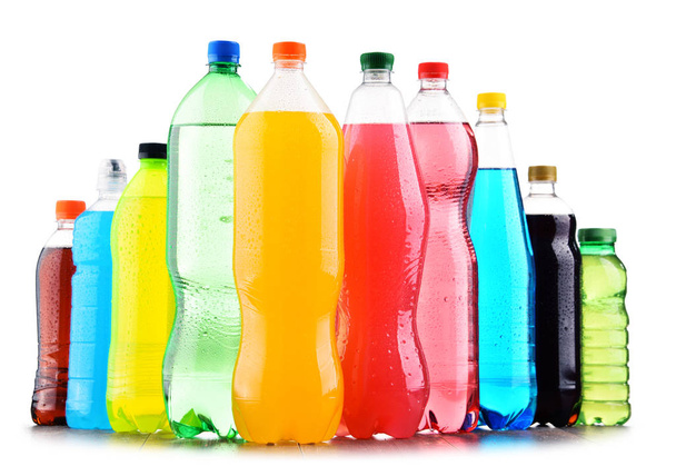Plastikowe butelki różnych gazowanych napojów bezalkoholowych na białym tle - Zdjęcie, obraz