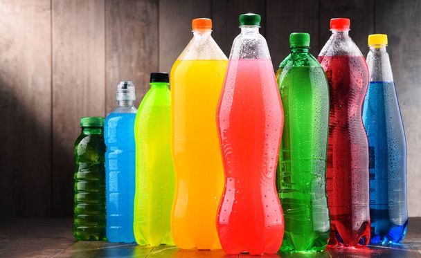 Botellas de plástico de surtidos de refrescos carbonatados en variedad de colores
 - Foto, Imagen