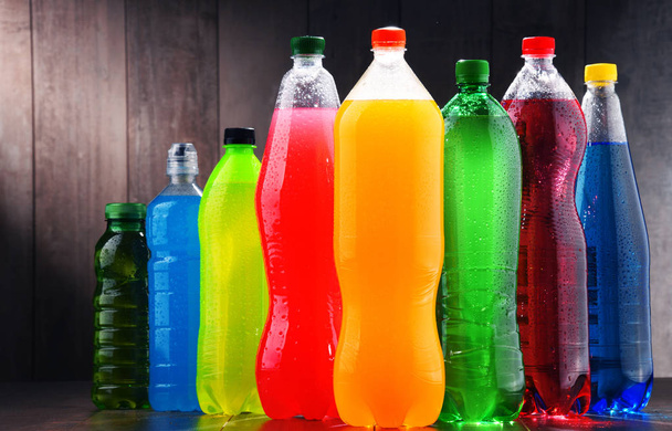 Plastikflaschen mit verschiedenen kohlensäurehaltigen Limonaden in verschiedenen Farben - Foto, Bild