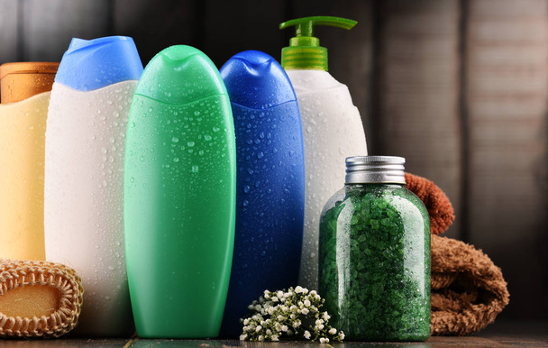 Plastik şişeler dolusu vücut bakımı ve güzellik ürünleri.. - Fotoğraf, Görsel