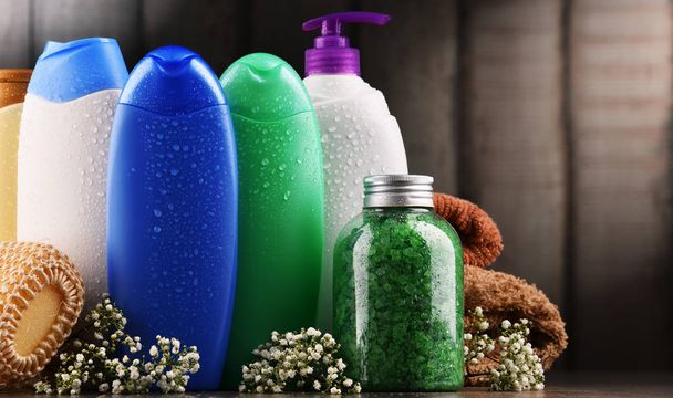 Пластиковые бутылки для ухода за телом и косметические средства. - Фото, изображение