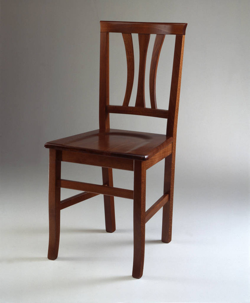 Деревянный стул
 - Фото, изображение