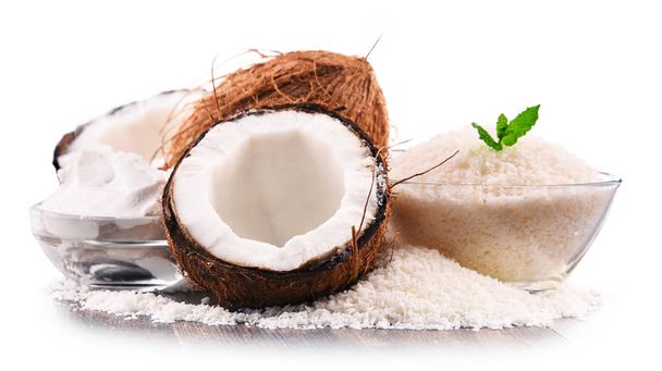 Komposition mit zerfetzten Kokosnüssen und Muscheln auf weißem Hintergrund - Foto, Bild