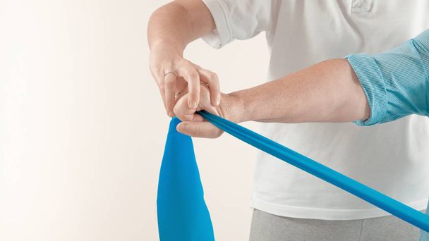 Starszych pacjentów poddawanych rehabilitacji z niebieskim paskiem stretch (z mocą fotograficzne) - Zdjęcie, obraz