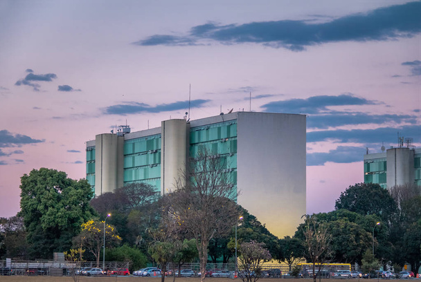 Edificios ministeriales en la Explanada de los Ministerios (Esplanada dos Ministerios) al atardecer - oficinas de departamentos gubernamentales - Brasilia, Distrito Federal, Brasil
 - Foto, imagen