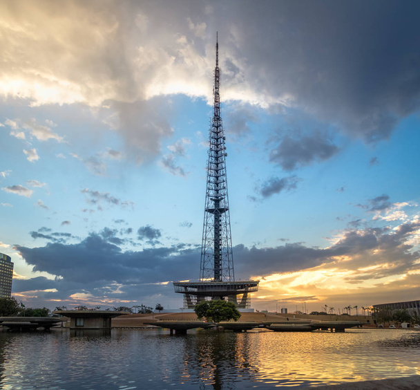 Brasilia TV Tower auringonlaskun aikaan - Brasilia, Distrito Federal, Brasilia
 - Valokuva, kuva
