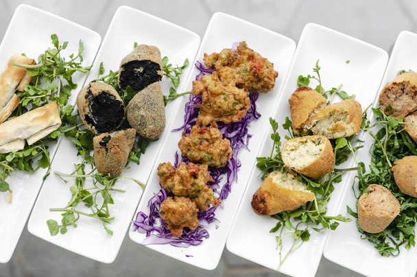 selección de tapas tradicionales portuguesas snacks en la mesa del restaurante lisbon
 - Foto, Imagen