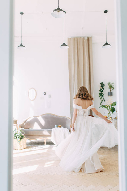  Fees in the interior Studio in the European style. The bride in a white wedding dress.  - Foto, imagen