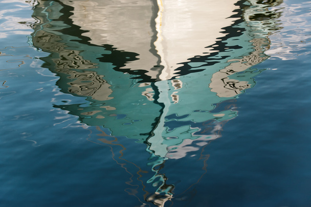 Отражение лодки
 - Фото, изображение