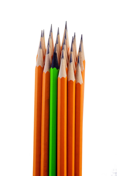 viele bunte Bleistifte mit Akzent auf rotem auf weißem Hintergrund - Foto, Bild