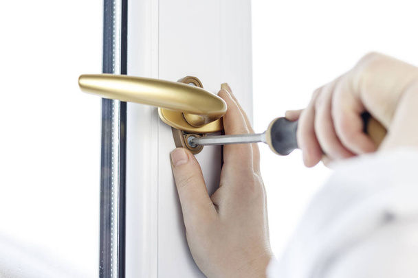 Goldstift. Schraube für den Fenstergriff am PVC-Fenster befestigen - Foto, Bild