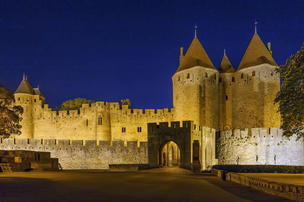 Cite de Carcassonne es una ciudadela medieval situada en la ciudad francesa de Carcassonne. Porte Narbonnaise por la noche
 - Foto, Imagen
